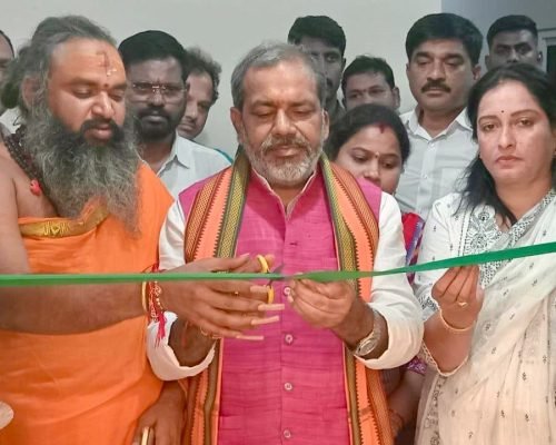 आँध्र प्रदेश के प्रदेश कार्यालय का उद्घाटन विधि स्वरूप मंत्र उच्चारण पूजा पाठ करके किया गया कार्यालय उद्घाटन के अवसर पर आँध्र प्रदेश के प्रदेश अध्यक्ष स्वामी कृष्ण आचार्य एवं तेलंगाना की प्रदेश अध्यक्ष श्रीमती मल्लिका त्रिपुरा परशुराम शक्ति वाहिनी से इंजीनियर हत्या चौधरी डॉक्टर दिनेश जी आदि उपस्थित रहे