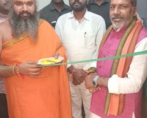 आँध्र प्रदेश के प्रदेश कार्यालय का उद्घाटन विधि स्वरूप मंत्र उच्चारण पूजा पाठ करके किया गया कार्यालय उद्घाटन के अवसर पर आँध्र प्रदेश के प्रदेश अध्यक्ष स्वामी कृष्ण आचार्य एवं तेलंगाना की प्रदेश अध्यक्ष श्रीमती मल्लिका त्रिपुरा परशुराम शक्ति वाहिनी से इंजीनियर हत्या चौधरी डॉक्टर दिनेश जी आदि उपस्थित रहे